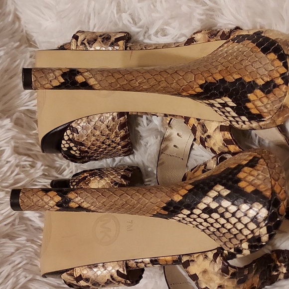 Micheal Kors leather sandals EUC - Picture 9 of 10